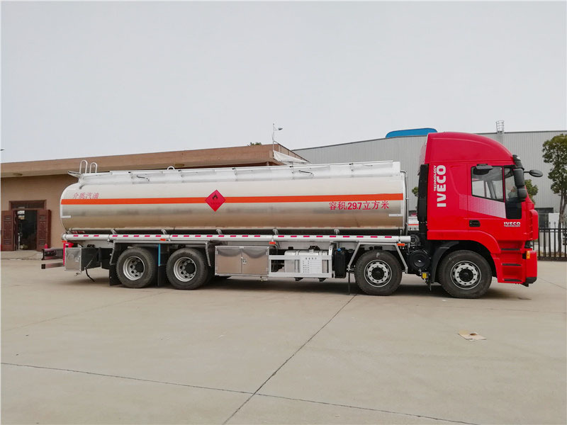上汽紅巖29.7方前四后八鋁合金運(yùn)油車，20噸運(yùn)油車